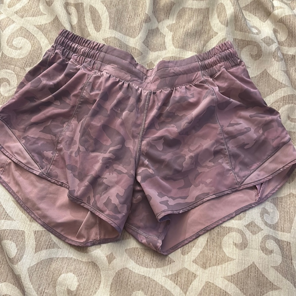 Lululemon Hotty Hot 4 in Shorts